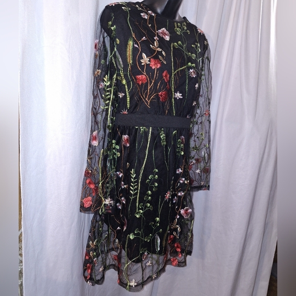 Black and Red Sheath Midi Dress with Bishop Sleeves - Picture 4 of 6